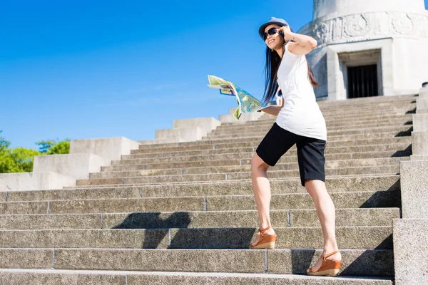 Feliz Joven Turista Asiático Subir Escaleras Hacia Monumento Antiguo — Foto de Stock