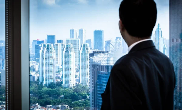 Affärsman Tittar Till Staden Skyline Genom Fönstret Skyskrapa Kontorsbyggnad — Stockfoto