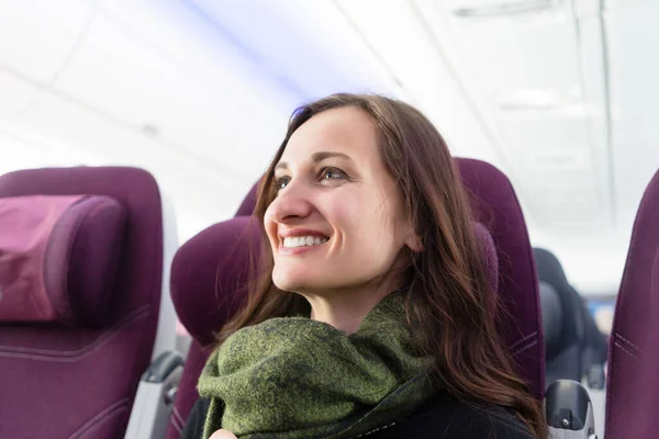 Mujer Feliz Con Bufanda Verde Durante Vuelo Avión —  Fotos de Stock