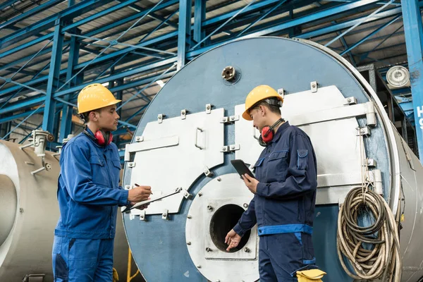 Asiatische Experten Überprüfen Die Qualitätsanforderungen Industrieller Dampfkessel — Stockfoto