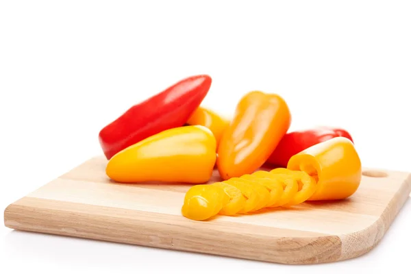 Frische Reife Paprika Liegen Auf Einem Hölzernen Schneidebrett Auf Weißem — Stockfoto