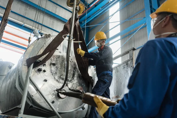 Vista Basso Angolo Due Macchine Movimentazione Dei Lavoratori Sollevamento Caldaie — Foto Stock