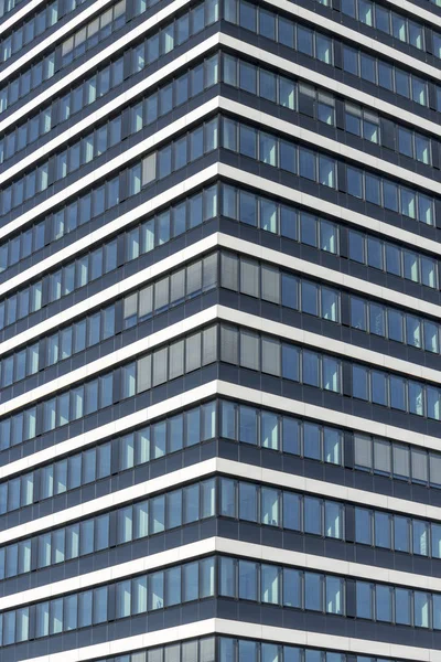 ドイツ ハンブルク近代的なオフィスビルのアブストラクトファサード — ストック写真