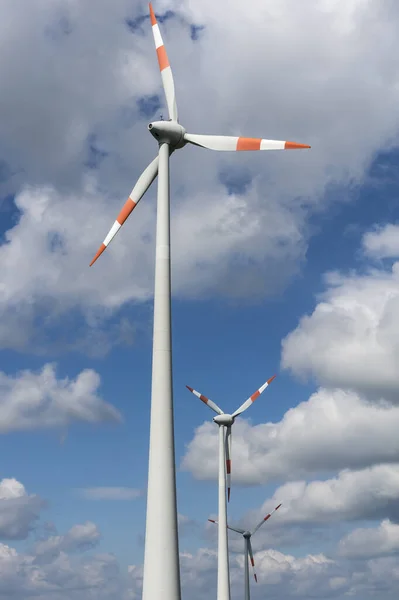 Rüzgar Türbinleri Aracılığıyla Elde Edilen Rüzgar Enerjisi Gibi Yenilenebilir Enerji — Stok fotoğraf