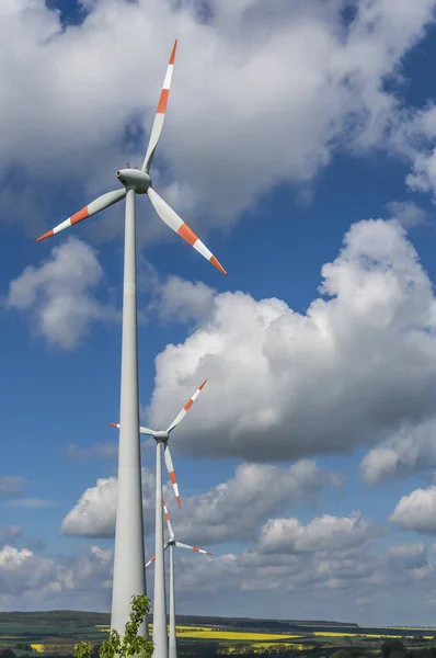 Rüzgar Türbinleri Aracılığıyla Elde Edilen Rüzgar Enerjisi Gibi Yenilenebilir Enerji — Stok fotoğraf