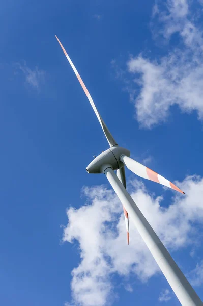 可再生能源 例如通过风力涡轮机获得的风能 — 图库照片