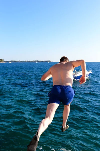Άνθρωπος Πηδάει Στη Θάλασσα — Φωτογραφία Αρχείου
