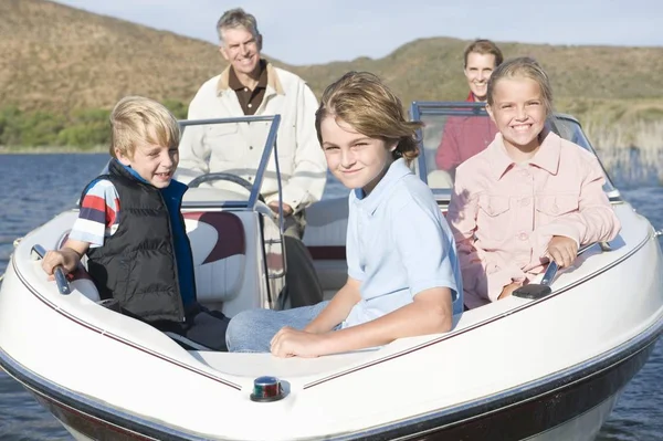 Porträt Einer Glücklichen Kaukasischen Fünfköpfigen Familie Schnellboot Auf Dem See — Stockfoto