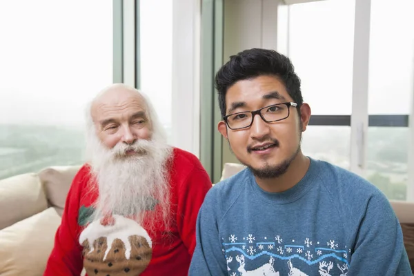 Retrato Del Joven Con Abuelo Mirándolo — Foto de Stock