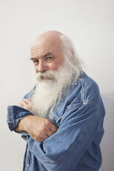 Портрет Пожилого Человека Скрещенными Руками Сером Фоне — стоковое фото
