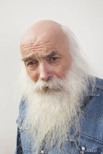 Retrato Homem Idoso Suspeito Sobre Fundo Cinza — Fotografia de Stock