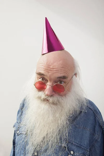 Портрет Пожилого Человека Красных Очках Шляпе Сером Фоне — стоковое фото