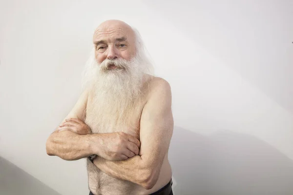 Porträtt Skjorta Senior Man Med Armarna Korsade Mot Vit Bakgrund — Stockfoto