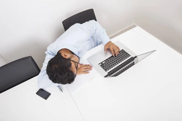 Высокоугольный Вид Бизнесмена Спящего Ноутбуке Рабочим Столом — стоковое фото