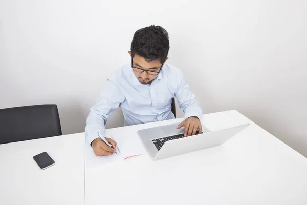 Νέος Επιχειρηματίας Γράφει Ενώ Χρησιμοποιεί Φορητό Υπολογιστή Στο Γραφείο Στο — Φωτογραφία Αρχείου