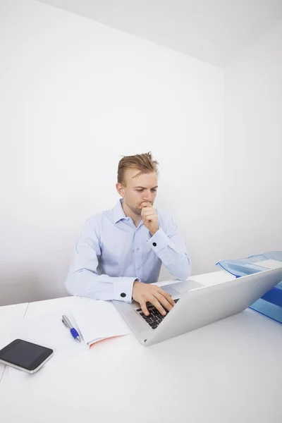 Homem Negócios Concentrado Usando Laptop Mesa Escritório — Fotografia de Stock