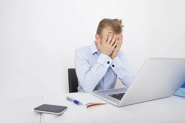 Empresário Cansado Com Mãos Cara Sentado Mesa Por Laptop — Fotografia de Stock