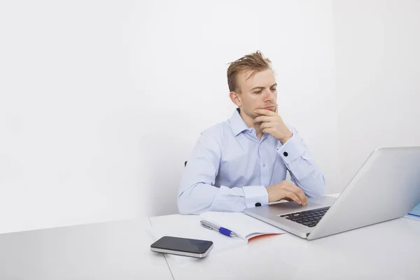 Homem Negócios Concentrado Usando Laptop Mesa Escritório — Fotografia de Stock