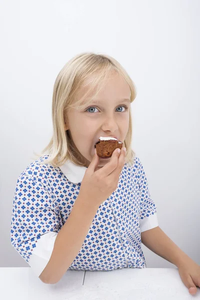 Πορτρέτο Του Χαριτωμένο Κορίτσι Τρώει Μάφιν Στο Τραπέζι Στο Σπίτι — Φωτογραφία Αρχείου