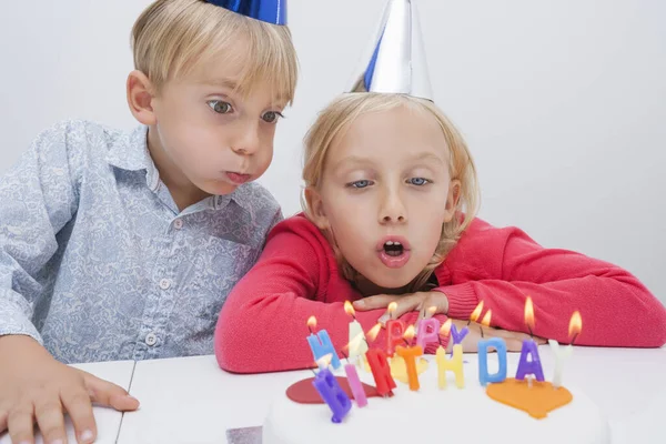 Fratelli Che Soffiano Candele Compleanno Tavola — Foto Stock