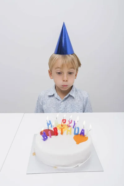 Garçon Soufflant Des Bougies Sur Gâteau Anniversaire Table Dans Maison — Photo