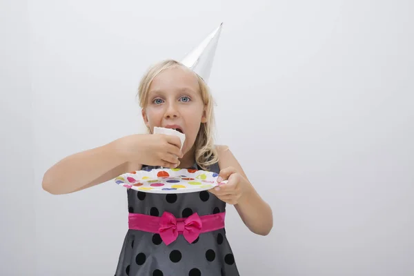 Retrato Menina Bonito Comer Fatia Bolo Aniversário Mesa Casa — Fotografia de Stock