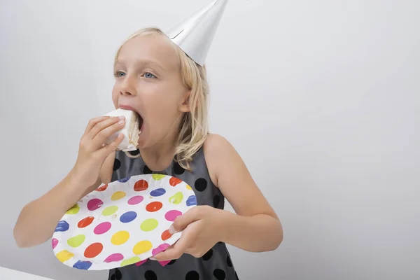 Linda Chica Comiendo Pastel Cumpleaños Rebanada Casa —  Fotos de Stock