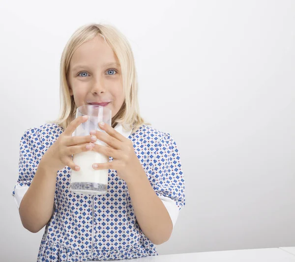 Porträt Eines Kleinen Mädchens Das Milch Trinkt — Stockfoto