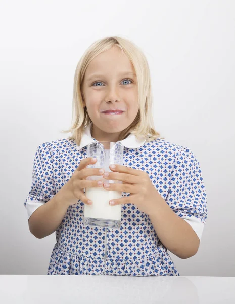 Porträt Eines Mädchens Das Milch Trinkt — Stockfoto