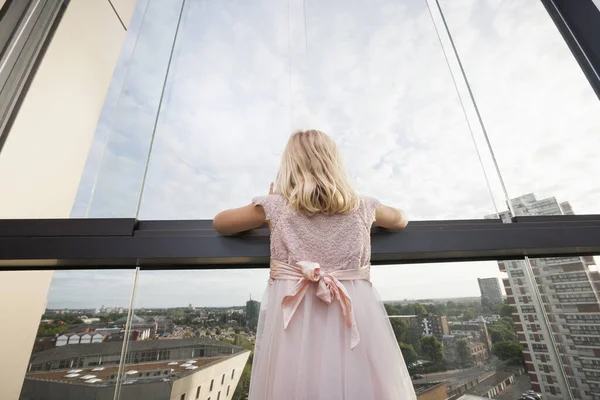 Bakifrån Flicka Tittar Genom Fönstret — Stockfoto