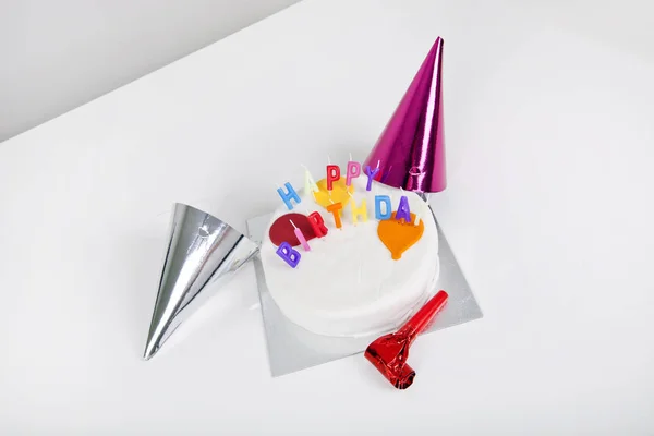 誕生日ケーキパーティー帽子とノイズメーカーテーブルの上に — ストック写真