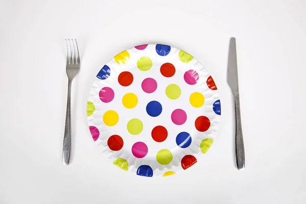 Piatto Multicolore Con Pois Posate Sfondo Bianco — Foto Stock