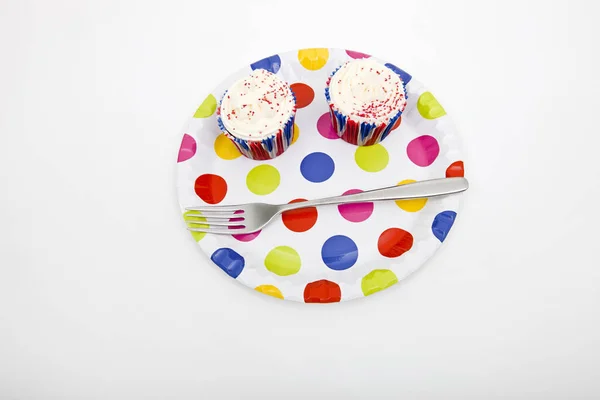 Vista Ángulo Alto Cupcakes Placa Multicolor Sobre Fondo Blanco — Foto de Stock