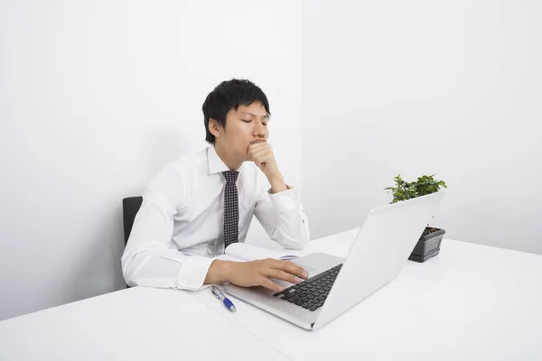 Unalmas Középkorú Üzletember Laptopot Használ Irodában — Stock Fotó