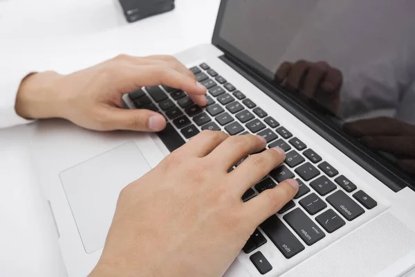 Χέρια Του Επιχειρηματία Χρησιμοποιώντας Laptop — Φωτογραφία Αρχείου
