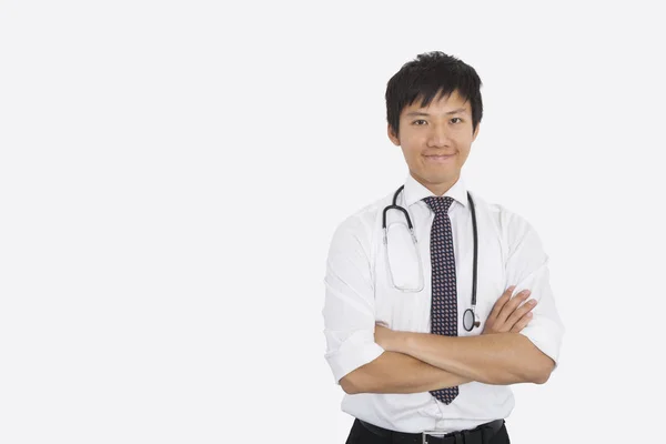 Retrato Ásia Masculino Médico Com Braços Cruzados Sobre Branco Fundo — Fotografia de Stock