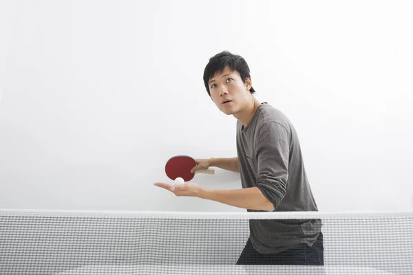 Snygg Asiatisk Man Som Spelar Pingis — Stockfoto