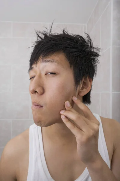 Asijské Střední Dospělý Muž Zkoumání Jeho Tvář Koupelně — Stock fotografie
