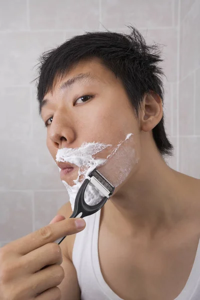 Retrato Adulto Médio Asiático Homem Barbear Banheiro — Fotografia de Stock