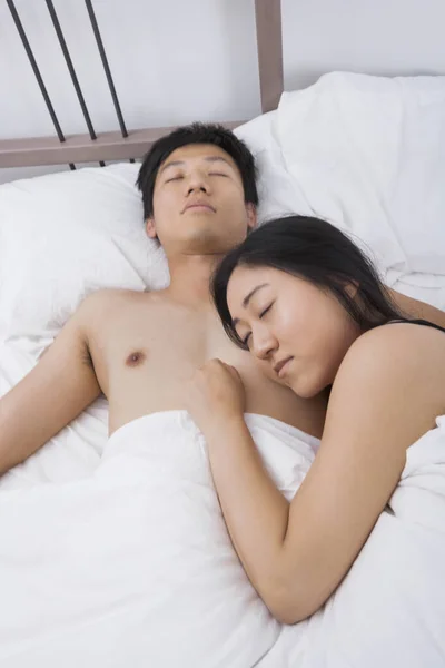 Asiático Pareja Durmiendo Cama —  Fotos de Stock