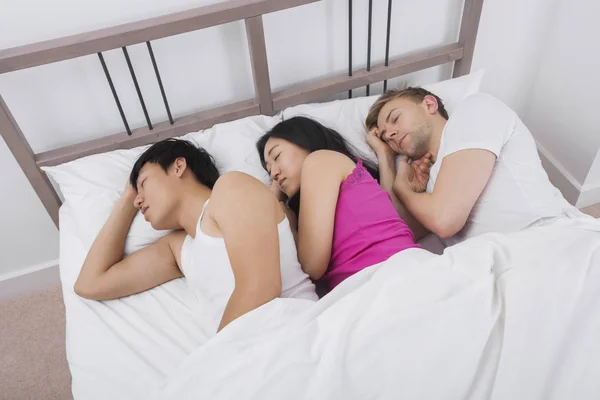 Mujer Joven Durmiendo Con Dos Hombres Cama — Foto de Stock