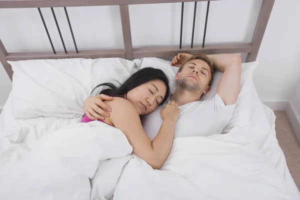 Багатоетнічна Пара Спить Ліжку — стокове фото