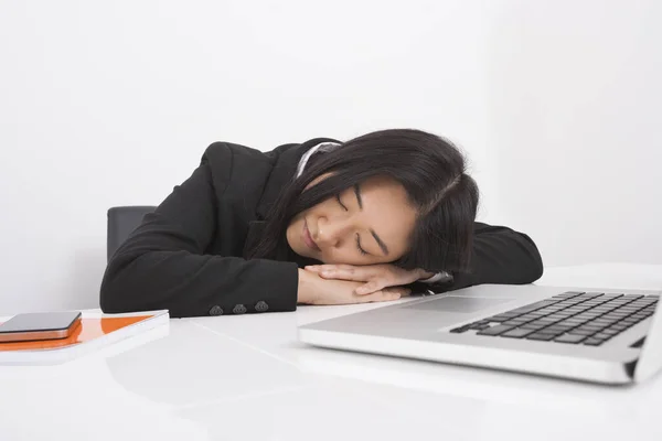 Εξαντλημένη Επιχειρηματίας Ξεκουράζεται Στο Γραφείο — Φωτογραφία Αρχείου