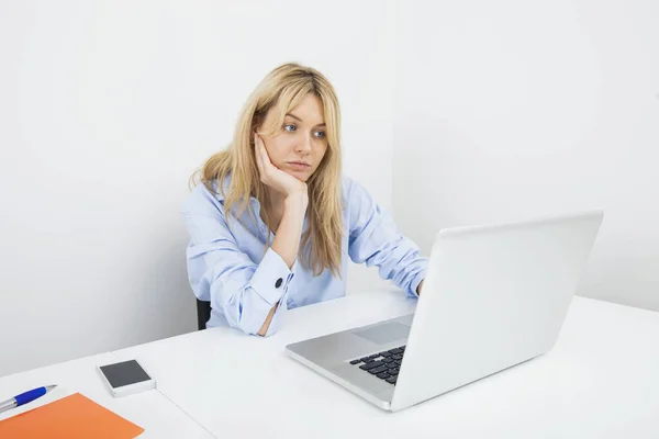 Ofiste Dizüstü Bilgisayar Kullanan Sıkıcı Genç Bir Kadını — Stok fotoğraf