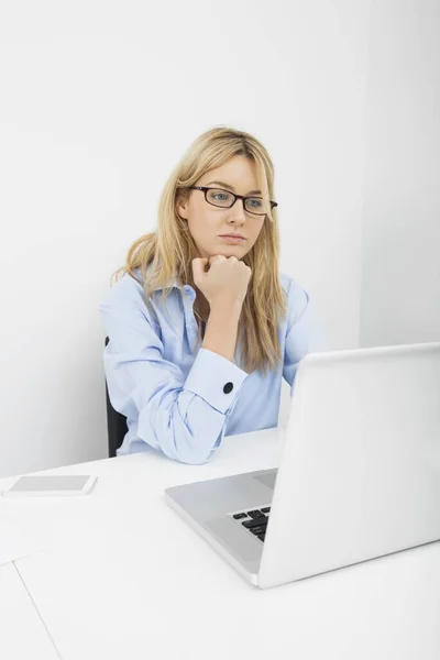 Junge Geschäftsfrau Schaut Büro Auf Laptop — Stockfoto
