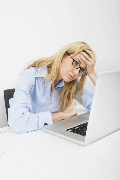 Mulher Negócios Exausta Olhando Para Laptop Escritório — Fotografia de Stock