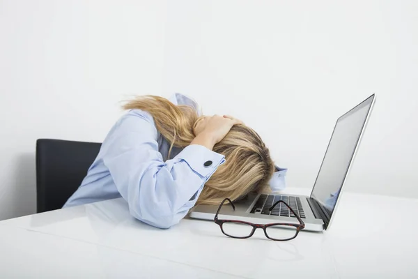 Κουρασμένη Επιχειρηματίας Στηρίζεται Κεφάλι Στο Φορητό Υπολογιστή Στο Γραφείο — Φωτογραφία Αρχείου