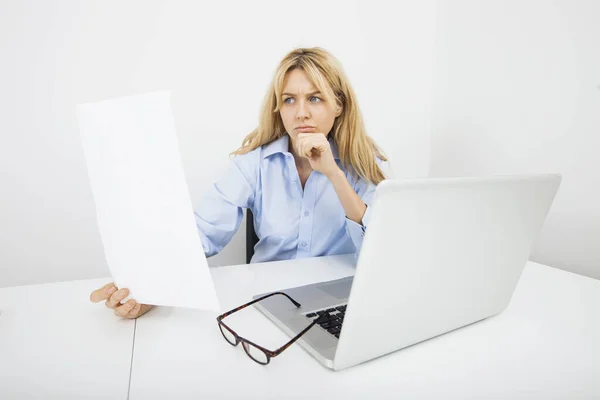 Jonge Zakenvrouw Lezen Document Office — Stockfoto