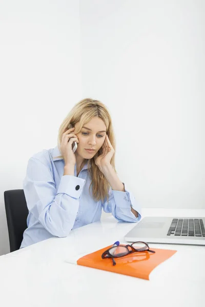 Femme Affaires Répondant Téléphone Intelligent Dans Bureau — Photo