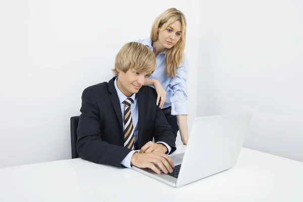 Biznesmeni Pracujący Laptopie Biurze — Zdjęcie stockowe